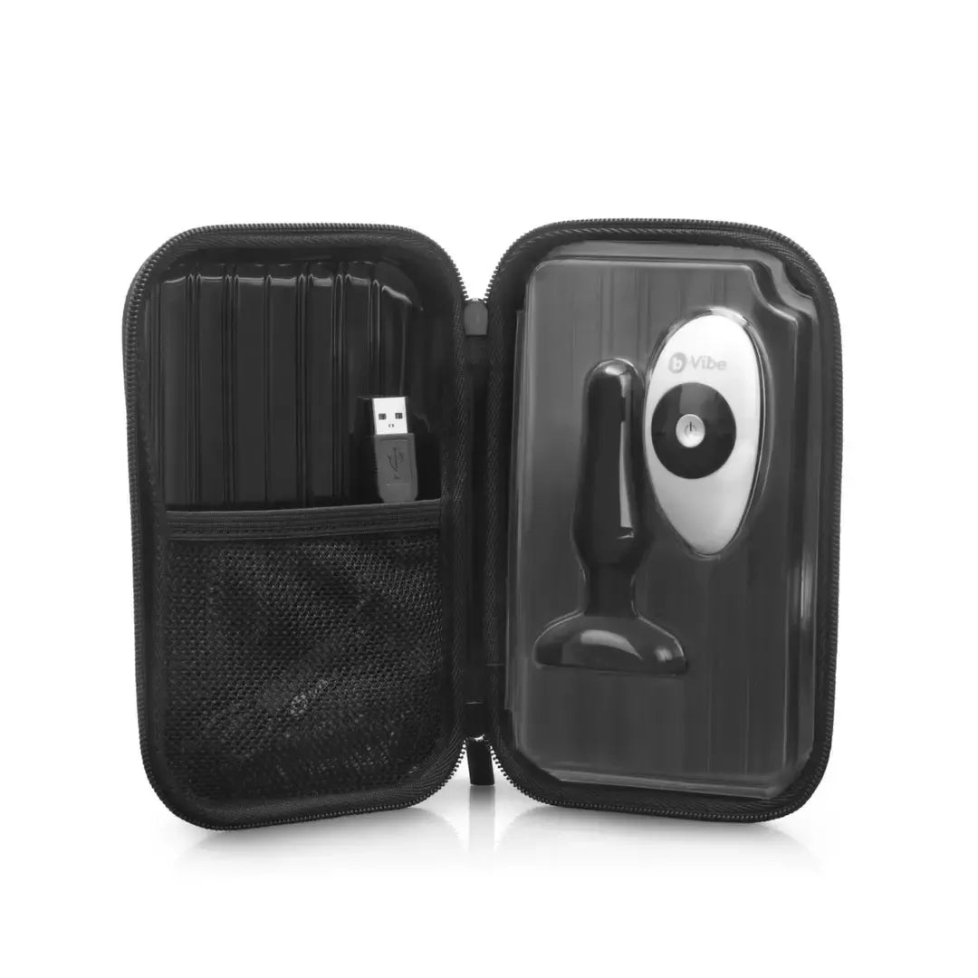 b-Vibe Novice Plug Black – kompaktiškas įkraunamas silikoninis modelis su nuotolinio valdymo pultu