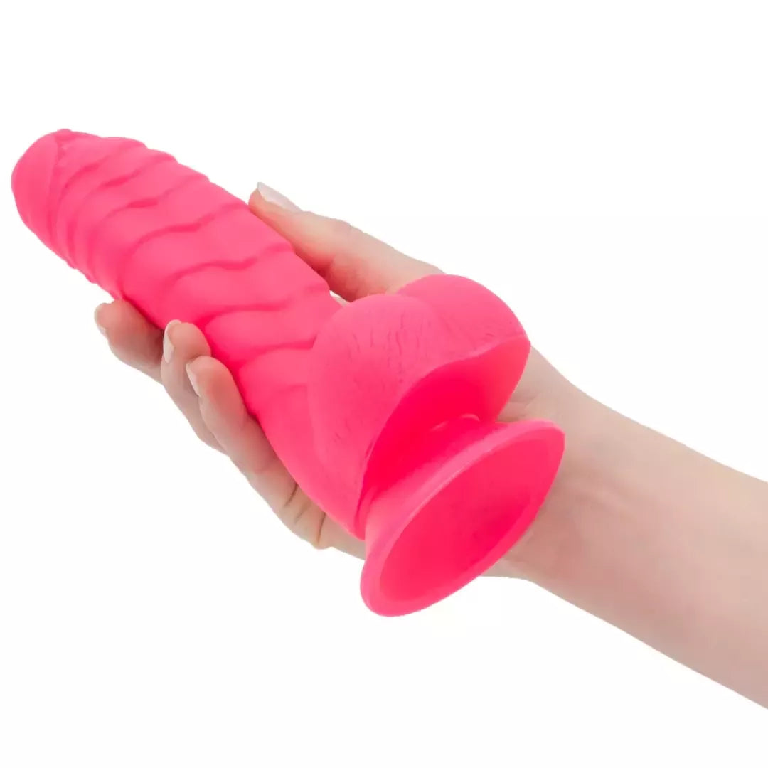 Addiction Tom 18 cm silikoninis briaunotas modelis, ryškiai rožinės spalvos, su siurbtuku