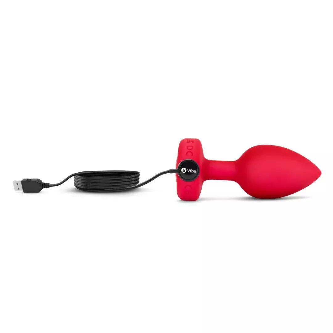 b-Vibe Heart Vibrating Remote Plug M/L raudonas – 15 režimų, silikoninis, USB