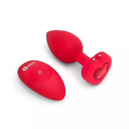 b-Vibe Heart Vibrating Remote Plug M/L raudonas – 15 režimų, silikoninis, USB