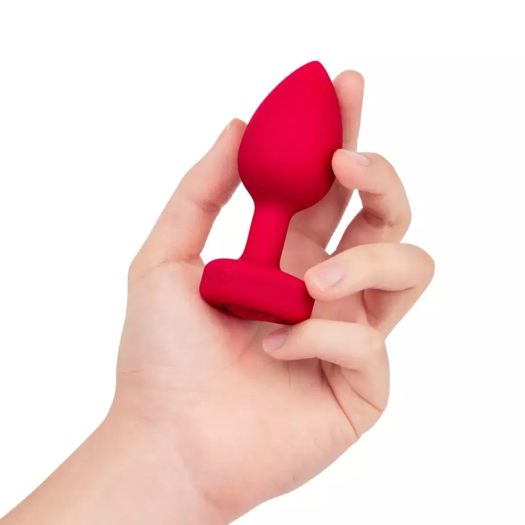 b-Vibe Heart Vibrating Remote Plug M/L raudonas – 15 režimų, silikoninis, USB