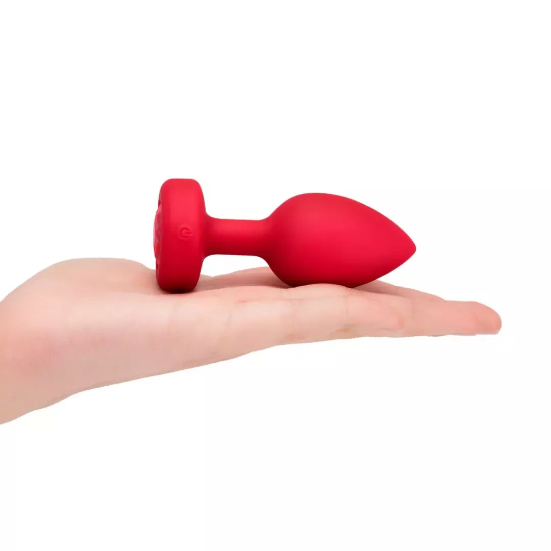 b-Vibe Heart Vibrating Remote Plug M/L raudonas – 15 režimų, silikoninis, USB