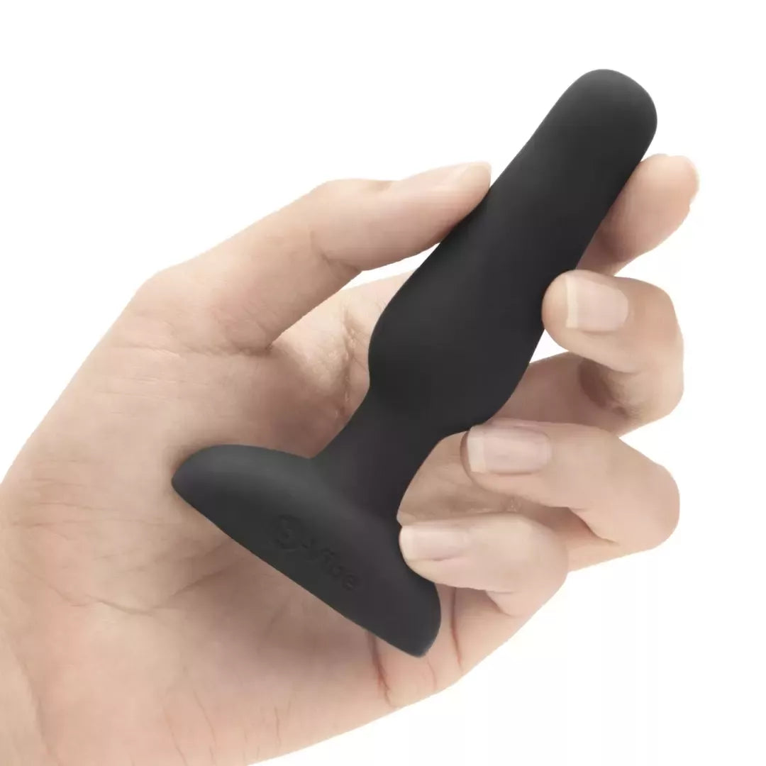 b-Vibe Novice Plug Black – kompaktiškas įkraunamas silikoninis modelis su nuotolinio valdymo pultu