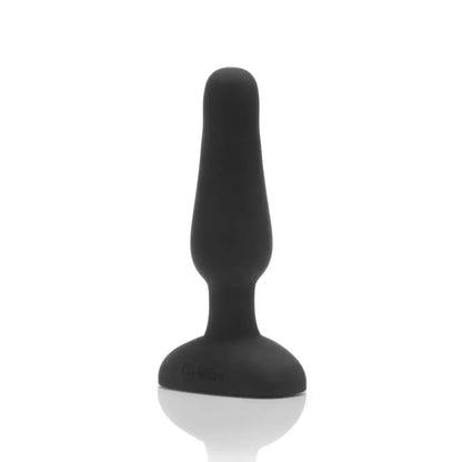 b-Vibe Novice Plug Black – kompaktiškas įkraunamas silikoninis modelis su nuotolinio valdymo pultu