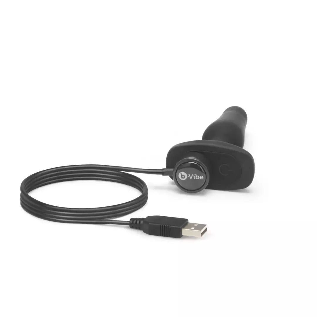 b-Vibe Novice Plug Black – kompaktiškas įkraunamas silikoninis modelis su nuotolinio valdymo pultu