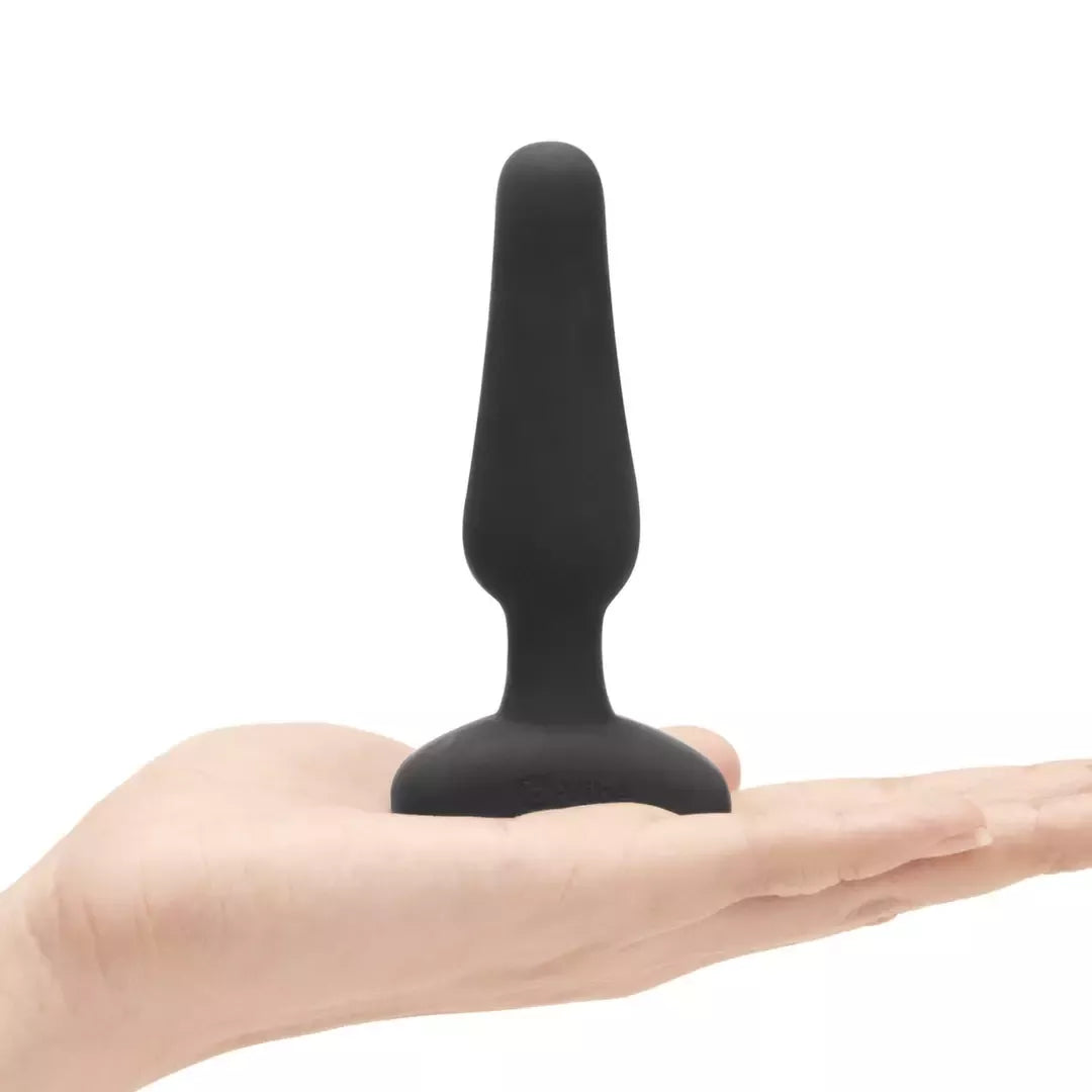 b-Vibe Novice Plug Black – kompaktiškas įkraunamas silikoninis modelis su nuotolinio valdymo pultu
