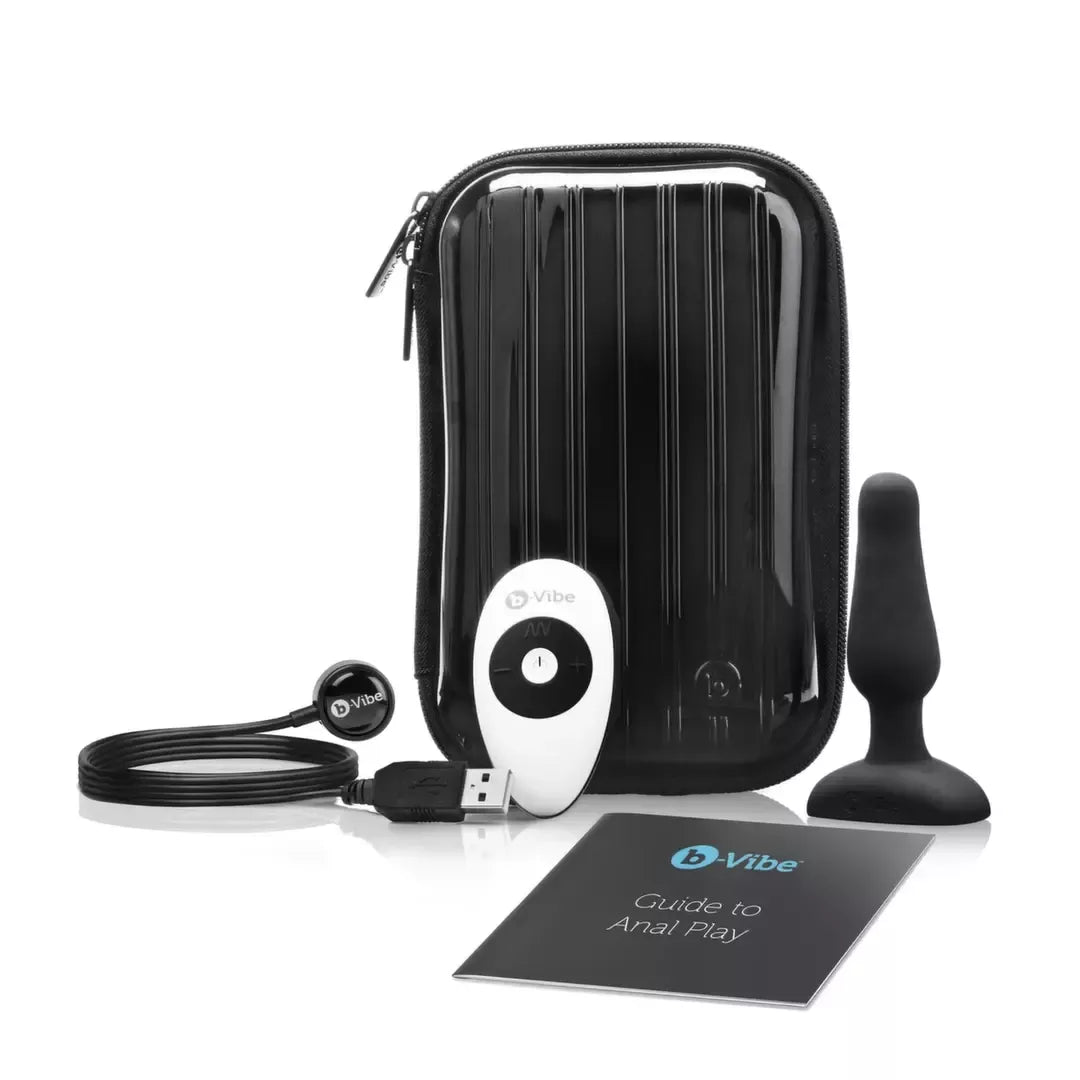 b-Vibe Novice Plug Black – kompaktiškas įkraunamas silikoninis modelis su nuotolinio valdymo pultu