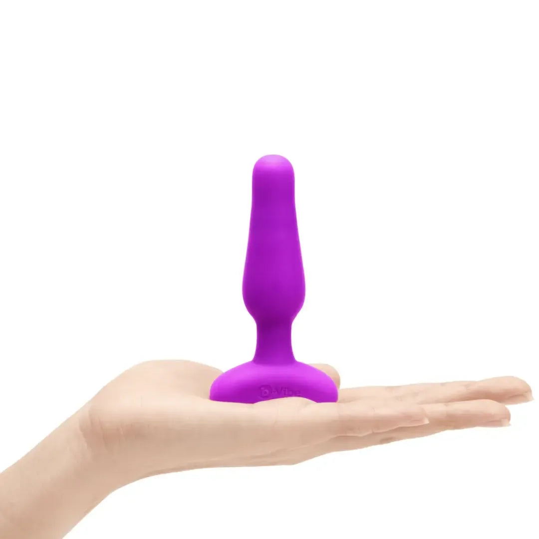 b-Vibe Novice Plug Fuchsia - Kompaktiškas silikoninis vibruojantis analinis kaištis 10,2 cm