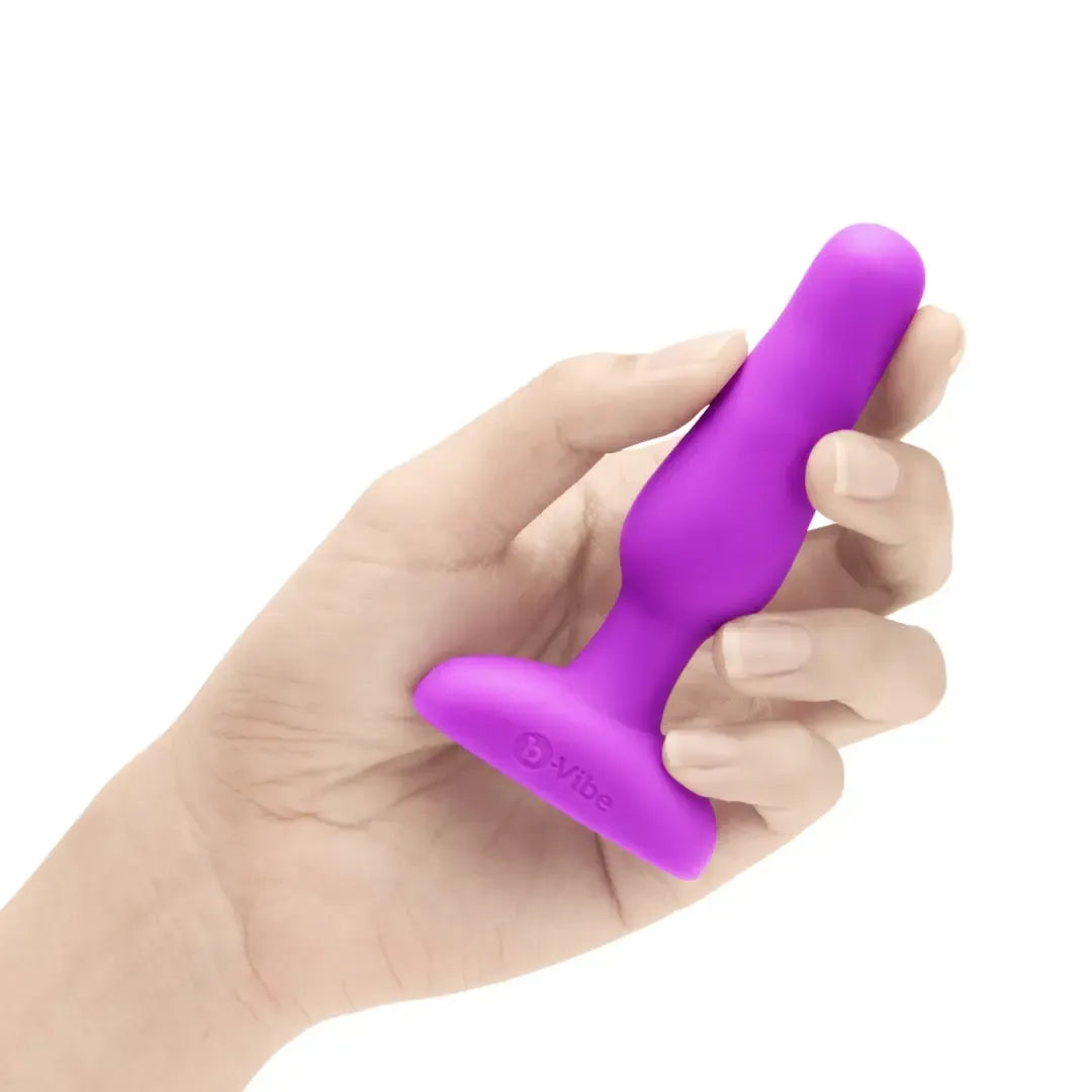 b-Vibe Novice Plug Fuchsia - Kompaktiškas silikoninis vibruojantis analinis kaištis 10,2 cm