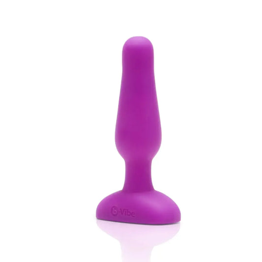 b-Vibe Novice Plug Fuchsia - Kompaktiškas silikoninis vibruojantis analinis kaištis 10,2 cm