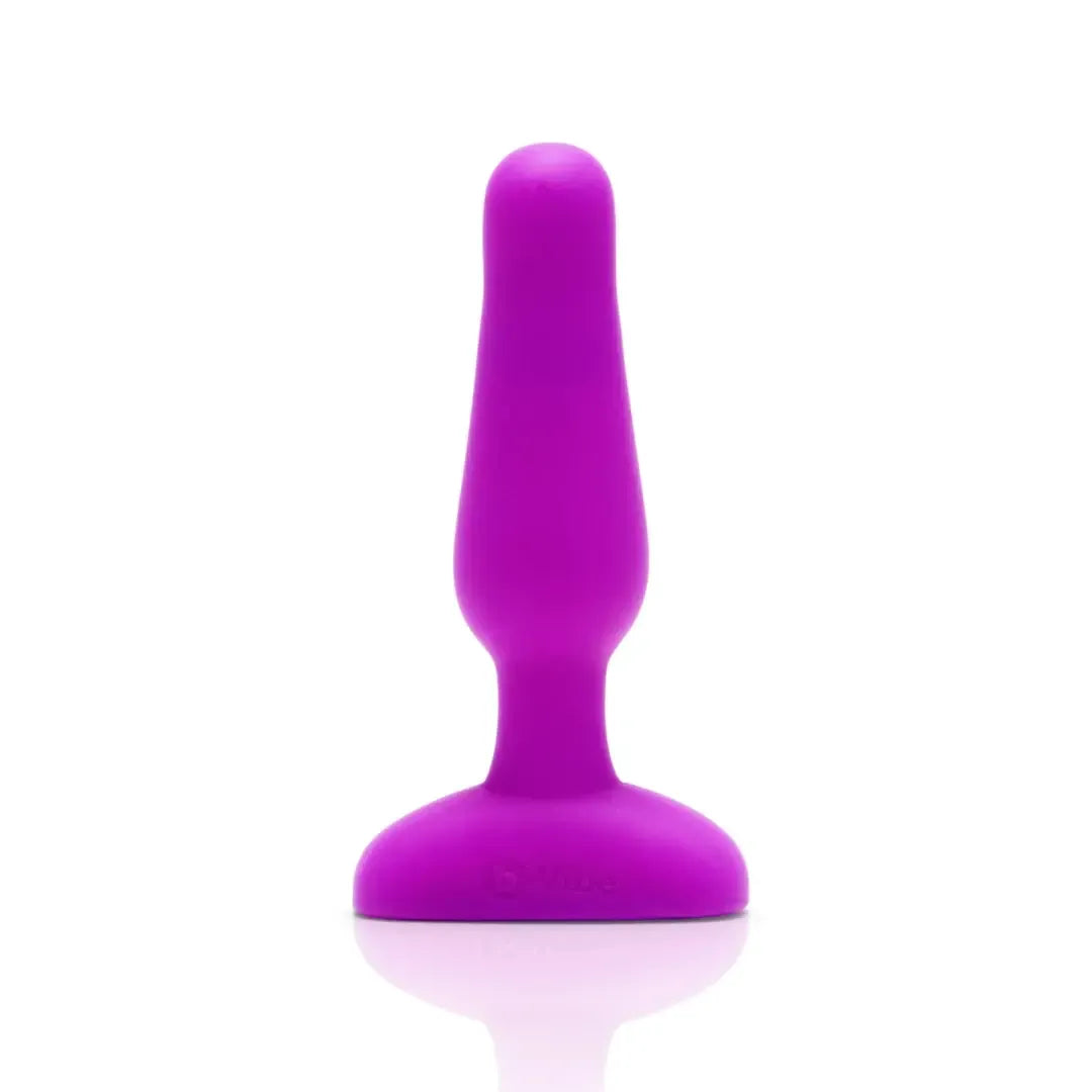 b-Vibe Novice Plug Fuchsia - Kompaktiškas silikoninis vibruojantis analinis kaištis 10,2 cm