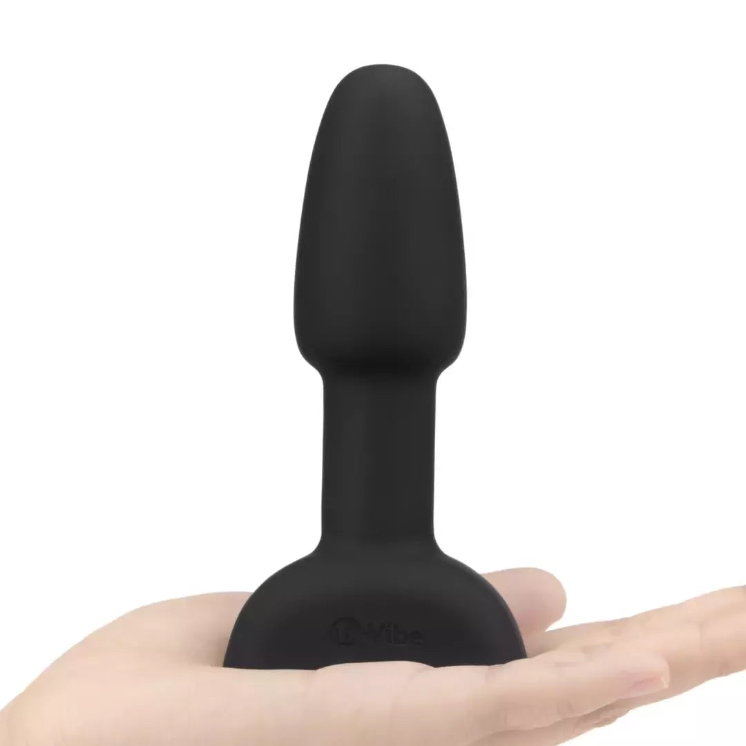 b-Vibe Rimming Petite Black intymus besisukantis kamštis 12,5 cm su nuotolinio valdymo pultu