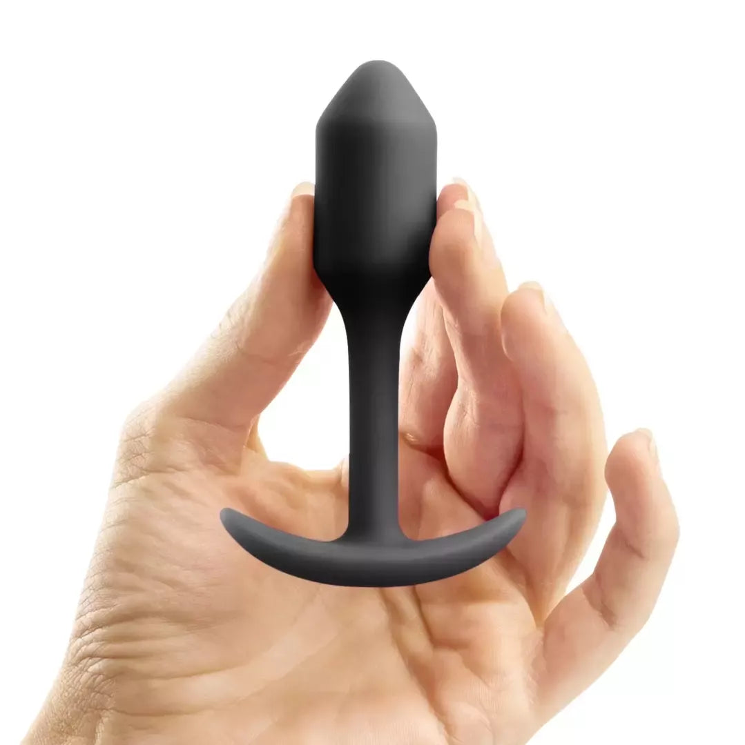 b-Vibe Snug Plug 1 Black – kompaktiškas, svorį turintis silikoninis intymus kaištis