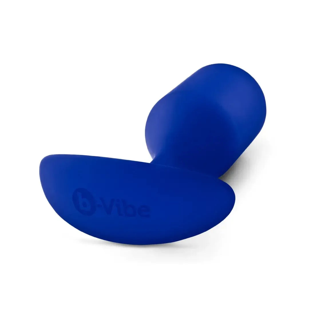 b-Vibe Snug Plug 4 Navy – pasunkintas silikoninis intymus žaislas, dydis Large