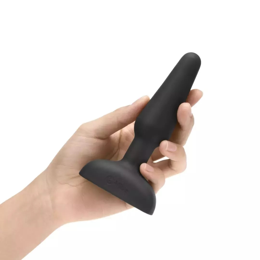 b-Vibe Trio Plug Black – vidutinio dydžio intymi sistema, 3 varikliukai, nuotolinio valdymo pultas