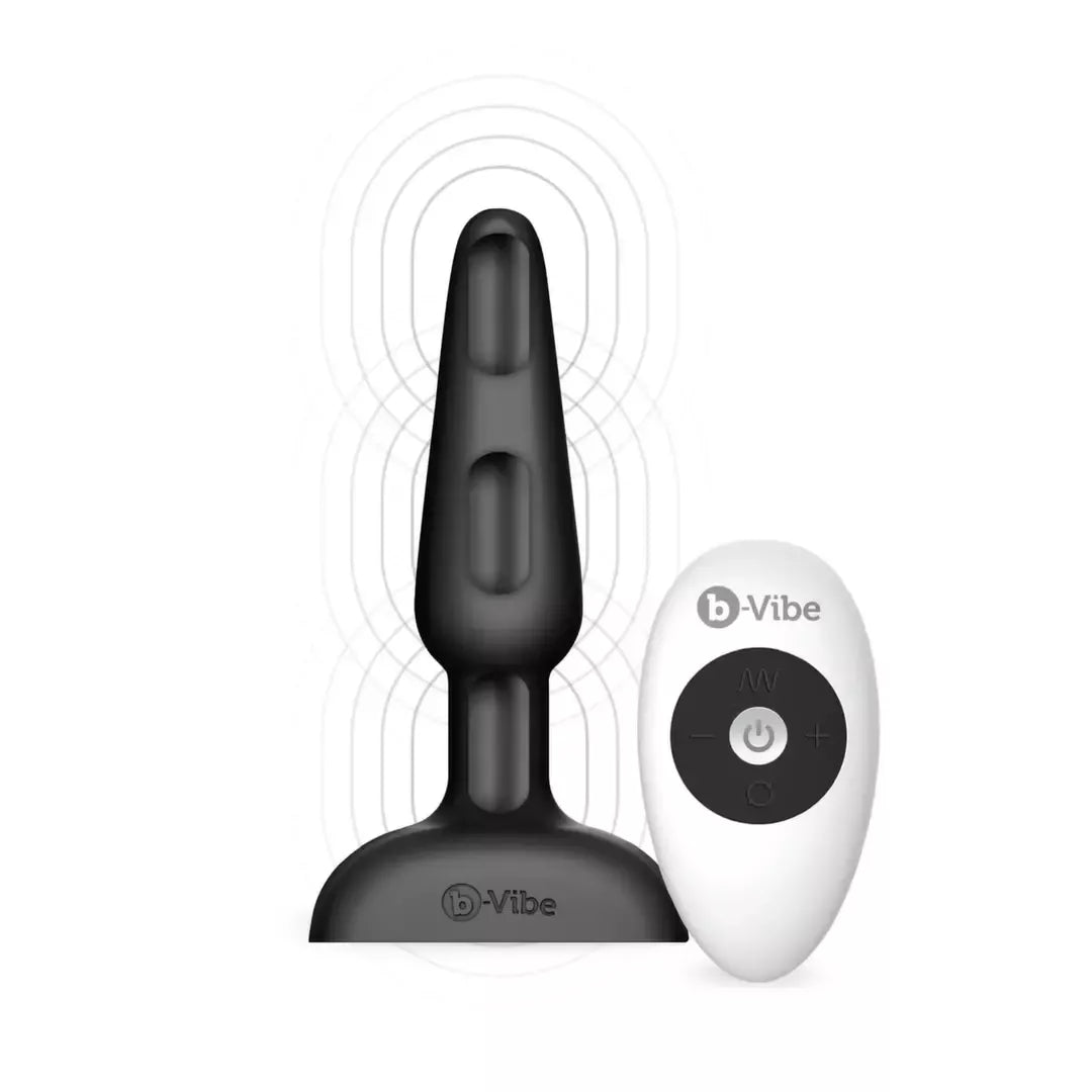 b-Vibe Trio Plug Black – vidutinio dydžio intymi sistema, 3 varikliukai, nuotolinio valdymo pultas