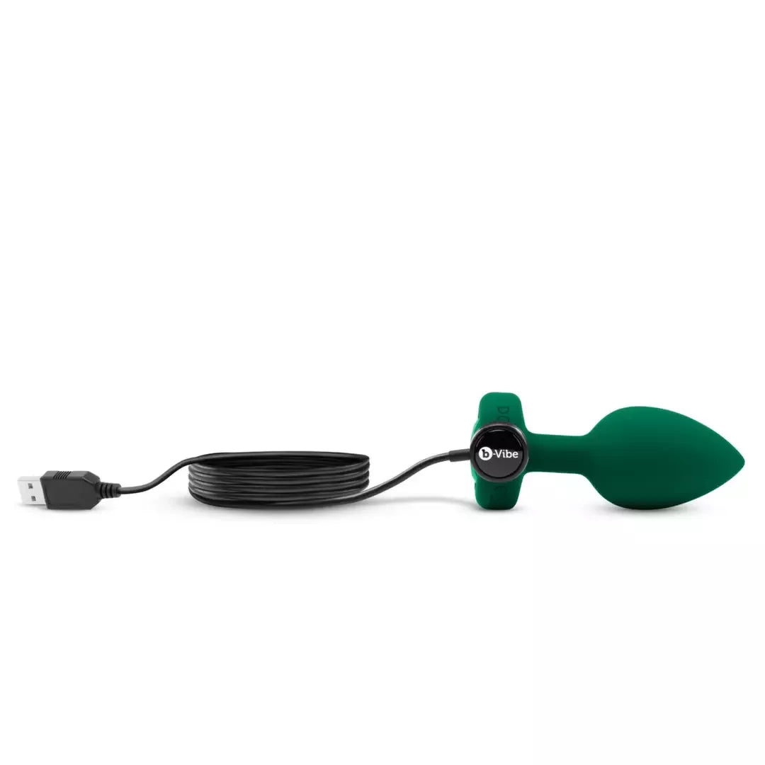 b-Vibe Vibrating Jewel Plug M/L Emerald – silikoninis, 15 režimų, įkraunamas USB