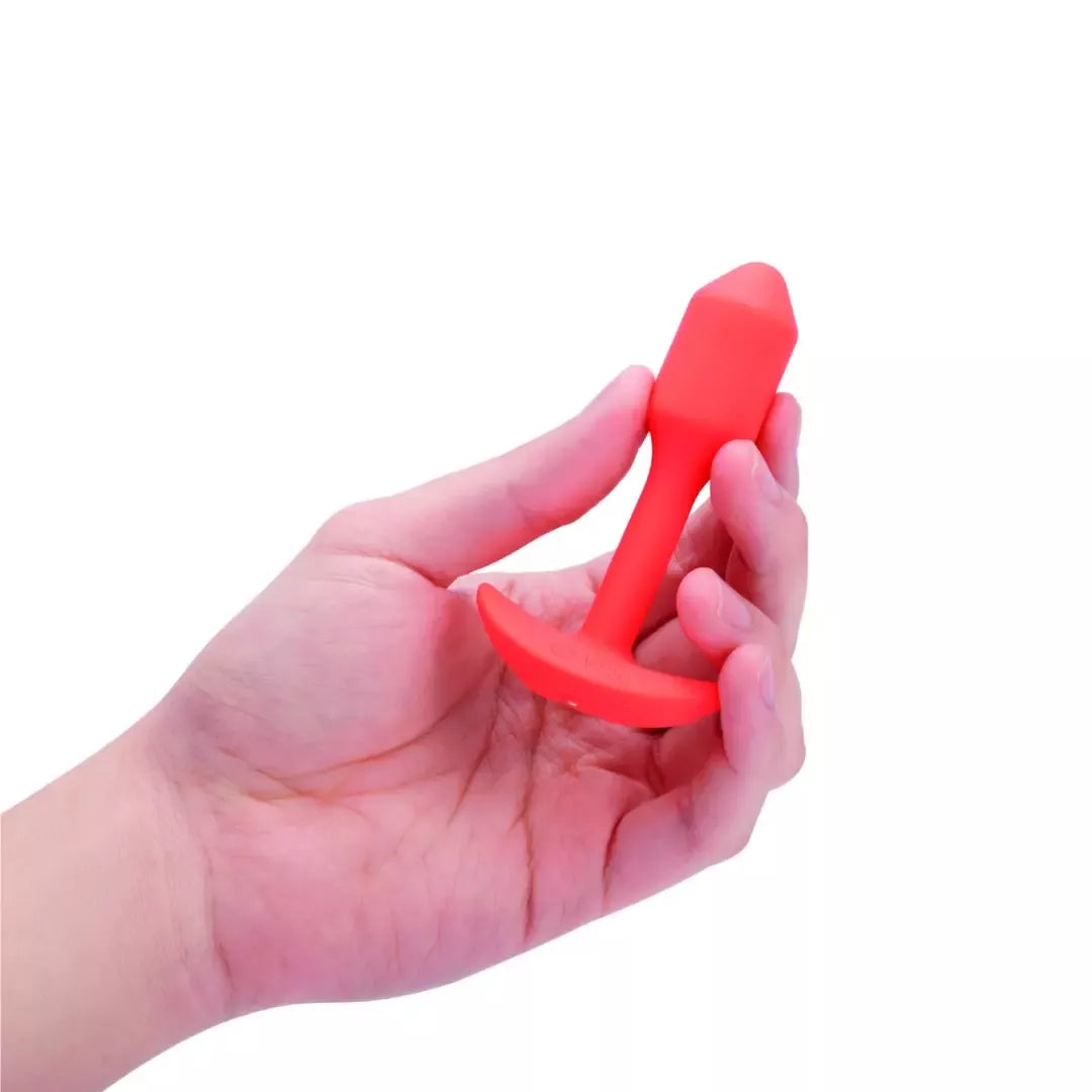 b-Vibe Vibrating Snug Plug 1 Orange – 62 g svorį turintis silikoninis modelis