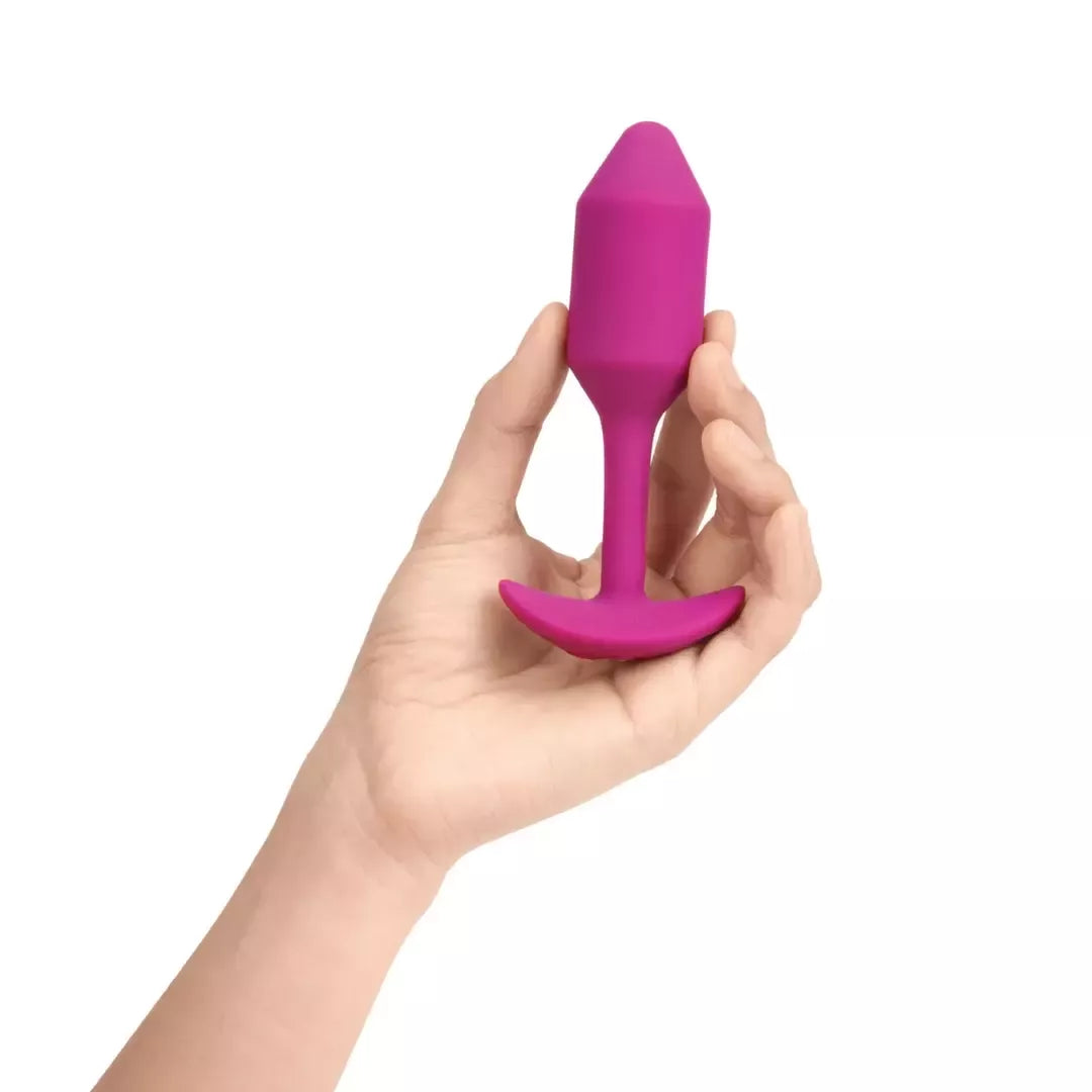 b-Vibe Vibrating Snug Plug 2 Rose – vidutinio dydžio svertinis silikoninis analinis kamštis