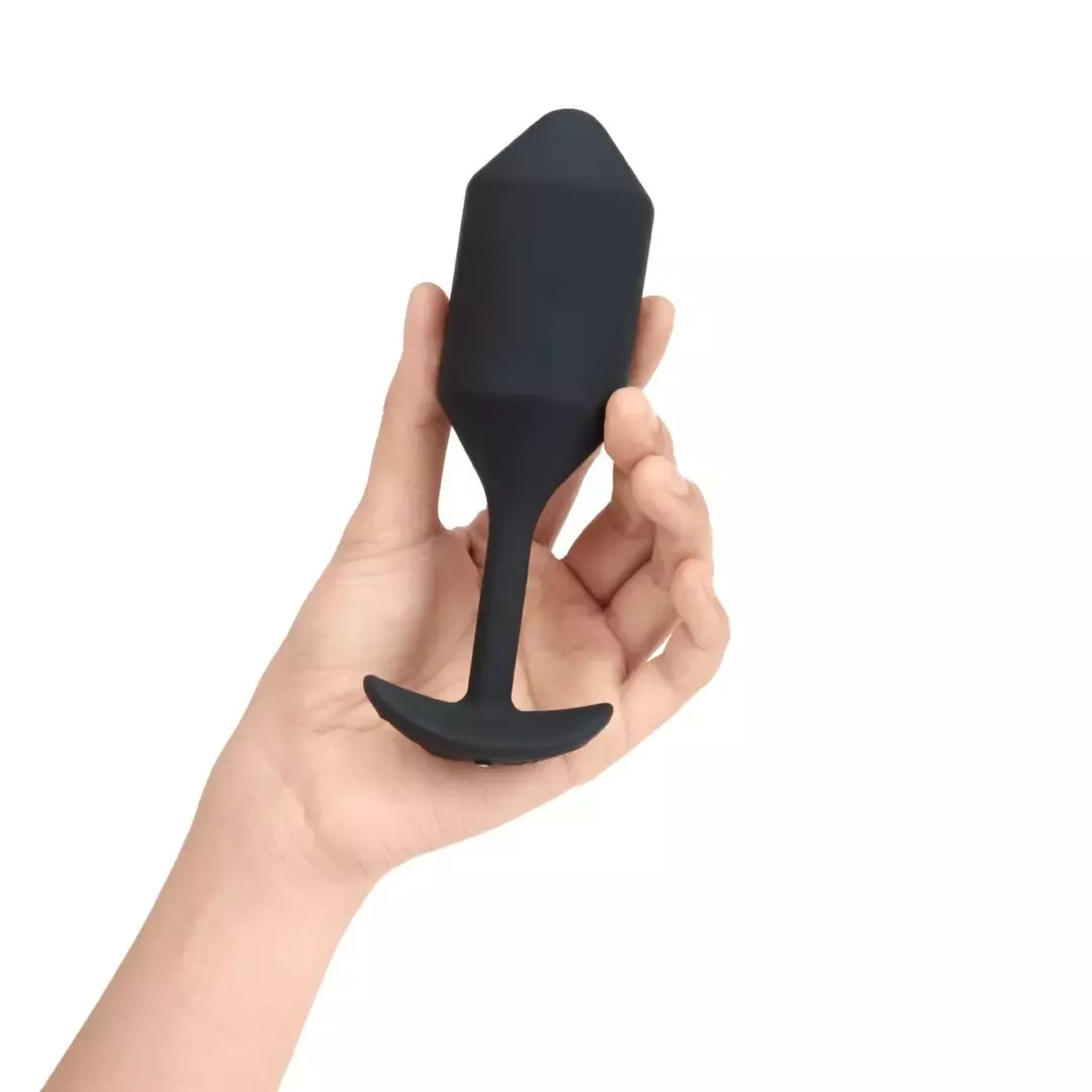 b-Vibe Vibrating Snug Plug 4 Black – pasunkinta silikoninė analinė sistema XL