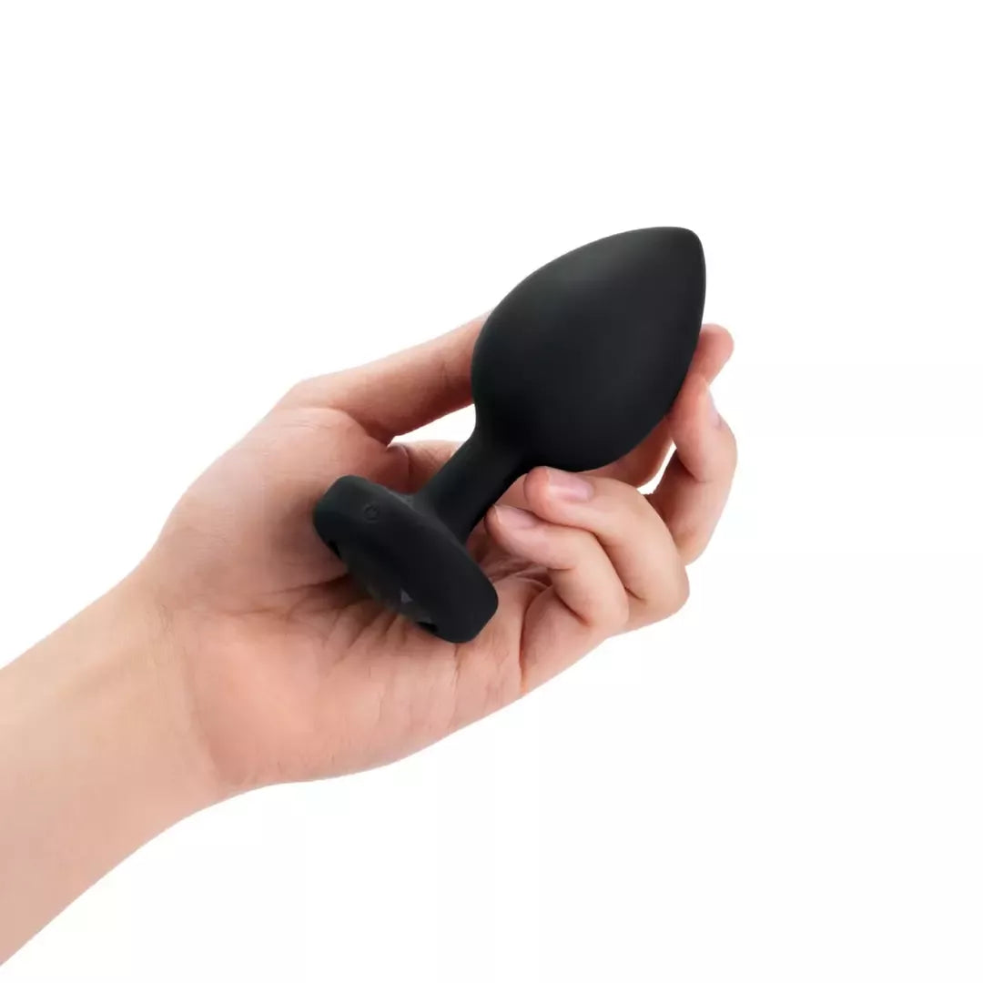 „b-Vibe“ vibruojantis brangakmeniu puoštas XXL dydžio kamštis, juodas – 15 režimų, kraunamas per USB, 12,2 cm