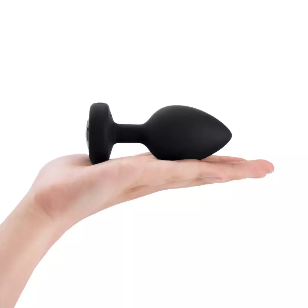 „b-Vibe“ vibruojantis brangakmeniu puoštas XXL dydžio kamštis, juodas – 15 režimų, kraunamas per USB, 12,2 cm