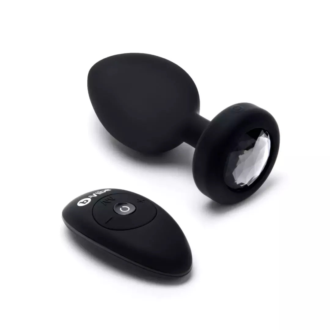 „b-Vibe“ vibruojantis brangakmeniu puoštas XXL dydžio kamštis, juodas – 15 režimų, kraunamas per USB, 12,2 cm