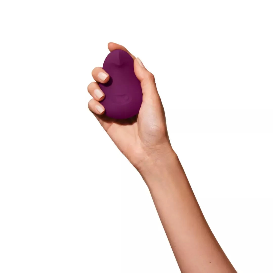 Dame Products Pom Plum – lankstus rankinis intymus masažuoklis, vandeniui atsparus