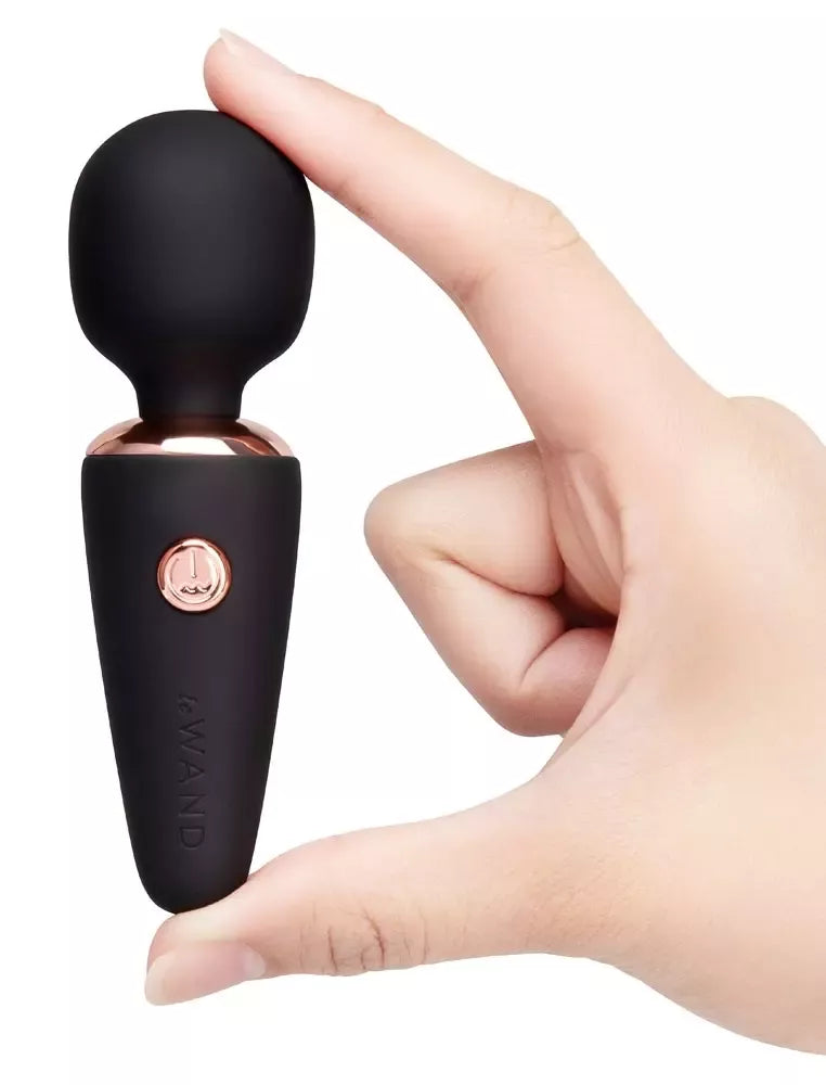 Le Wand Mini Microwand Black – kompaktiškas įkraunamas masažuoklis, 10 cm