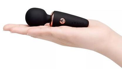 Le Wand Mini Microwand Black – kompaktiškas įkraunamas masažuoklis, 10 cm