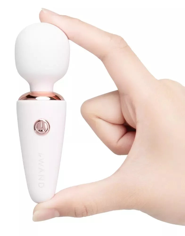 Le Wand Mini Microwand White – kompaktiškas, įkraunamas 10 cm masažuoklis