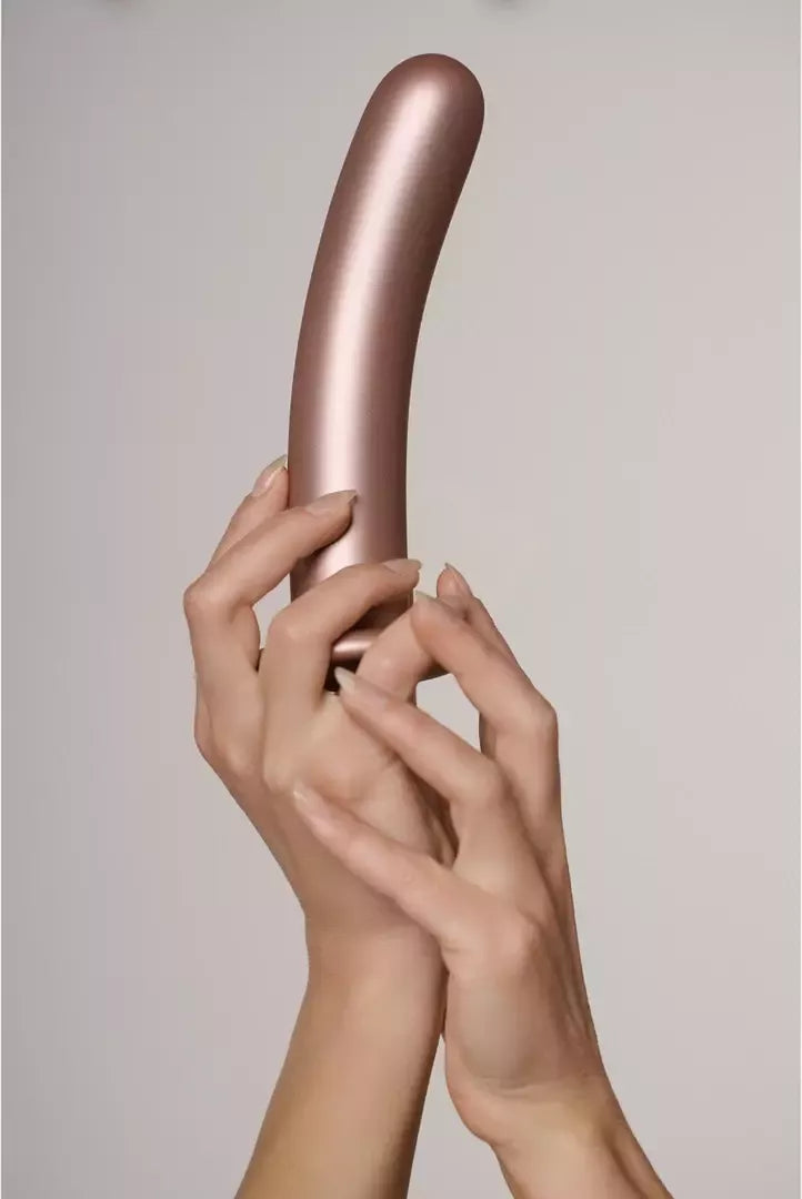 OUCH! Smooth silikoninis 17 cm intymus modelis su siurbtuku, metalinės mėlynos spalvos