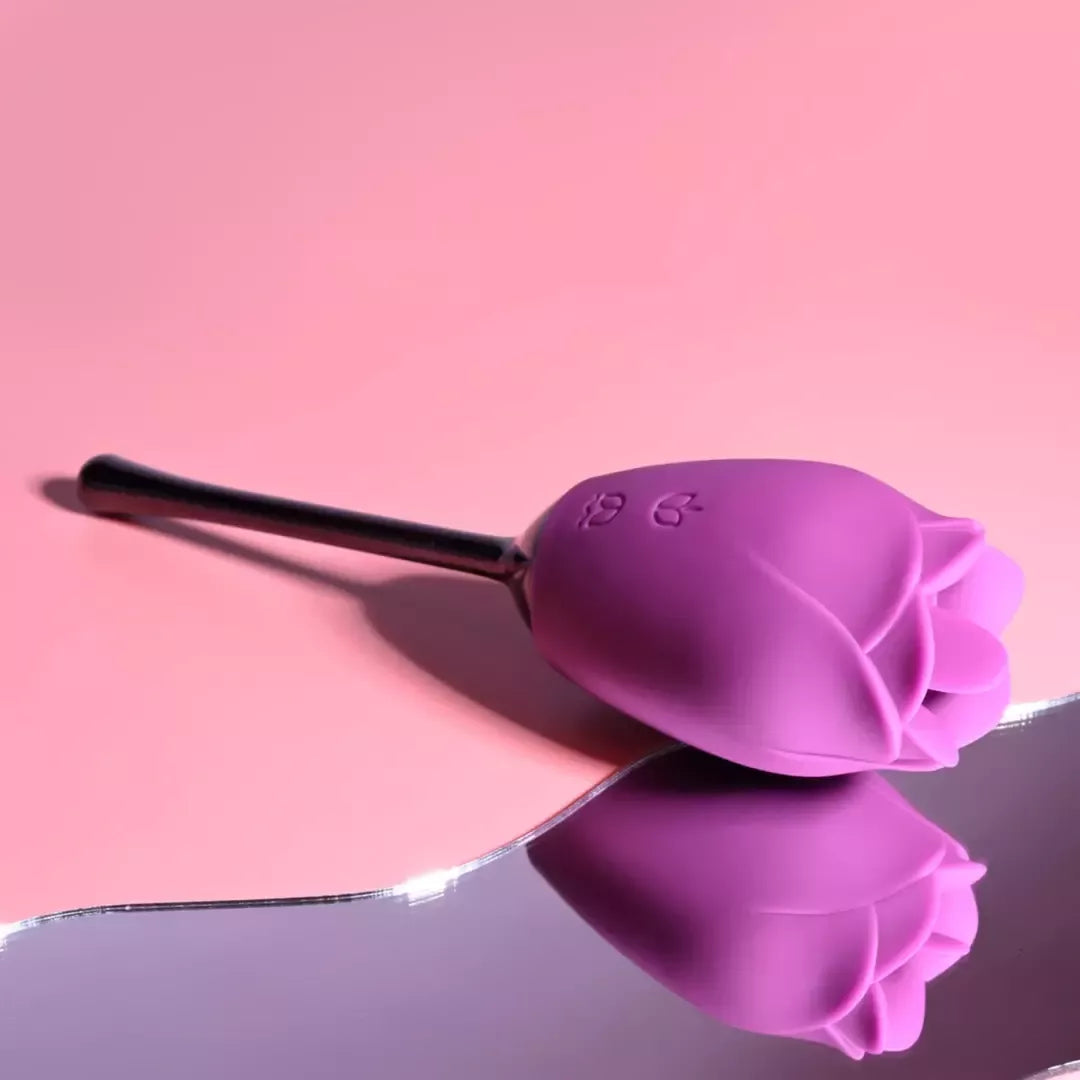 Playboy Pleasure Petal Vibrator Wild Astor – rožės formos silikoninis stimuliatorius