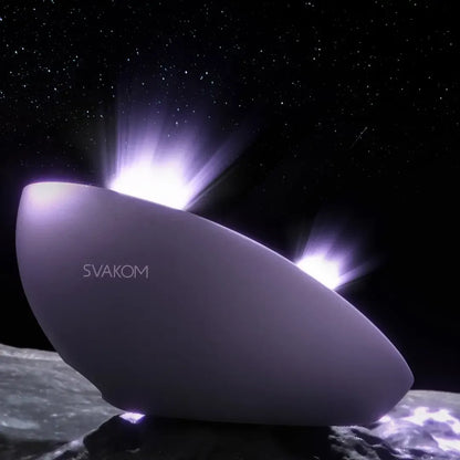 Svakom Pulse Galaxie Lilac – oro impulsų prietaisas su žvaigždžių projektoriumi