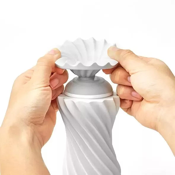 Tenga Flex Silky White – lankstus intymus prietaisas, švelni spiralinė tekstūra
