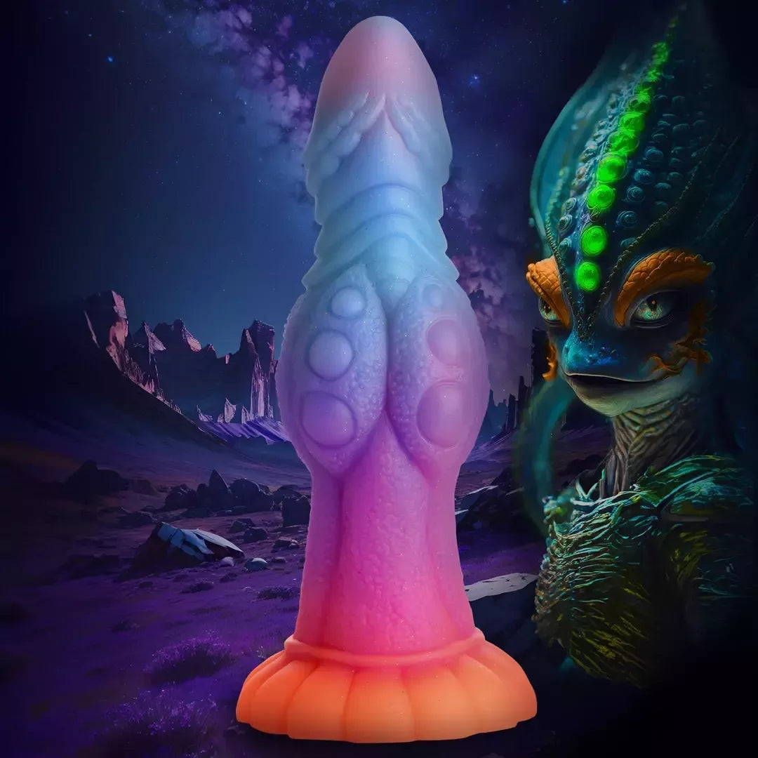 XR Brands Galactic Alien silikoninis intymus masažuoklis, šviečiantis tamsoje, 22 cm