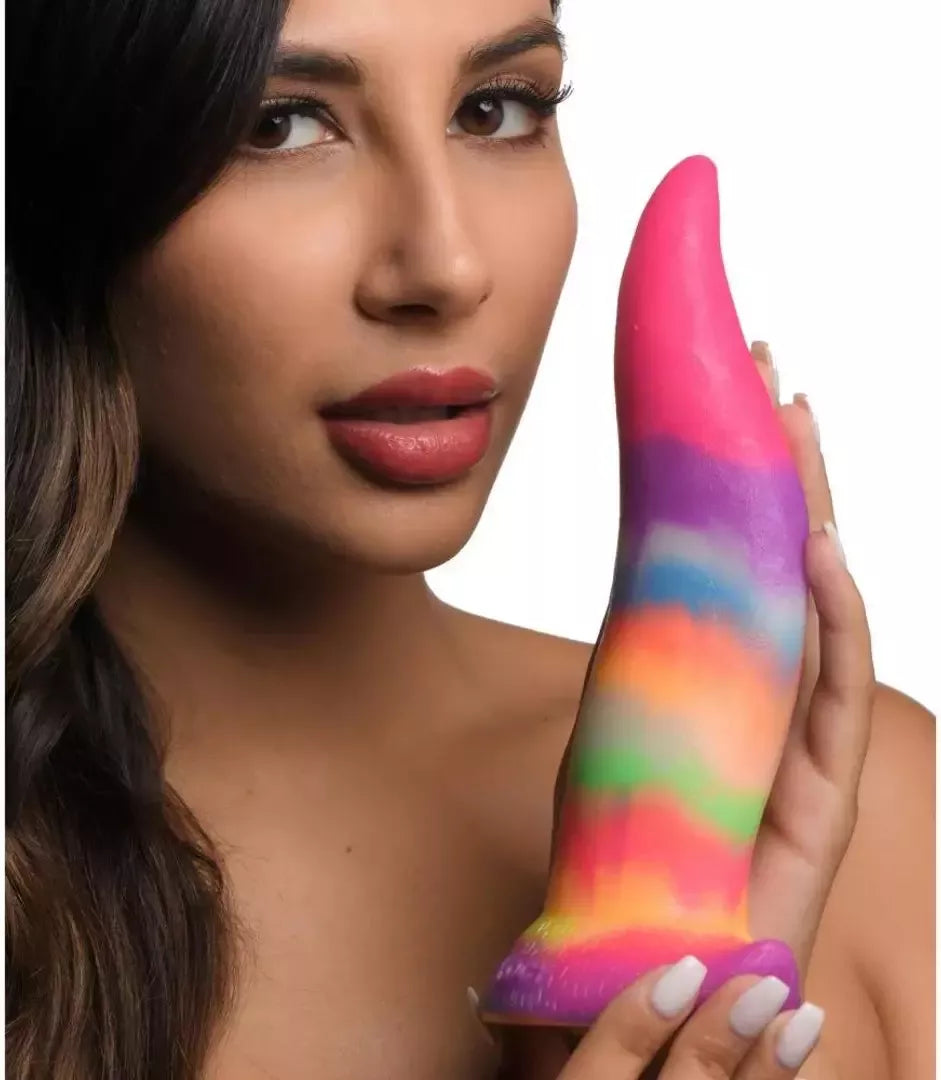 XR Brands Unicorn Tongue silikoninis švytintis vaivorykštinis 18 cm intymus prietaisas